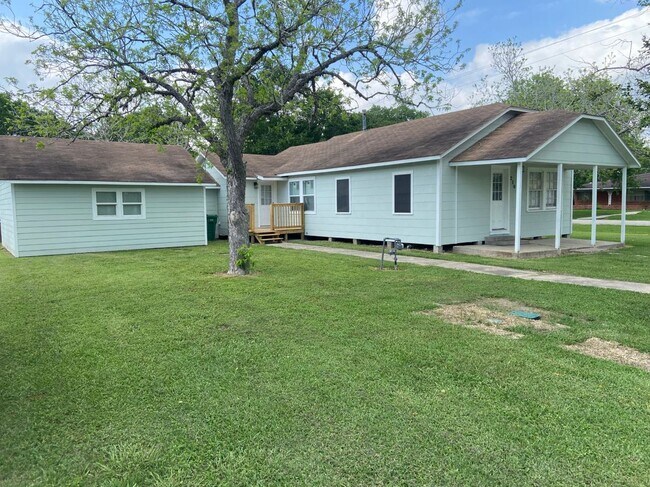 210 Rogers St E in Ganado, TX - Building Photo - Building Photo