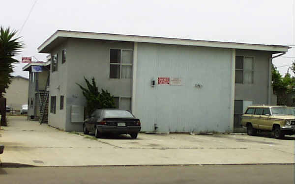 1325 Hemlock Ave in Imperial Beach, CA - Foto de edificio - Building Photo