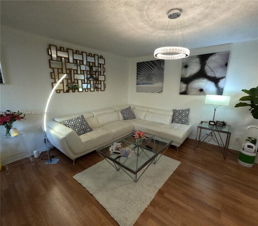 1943 Monroe St-Unit -309A in Hollywood, FL - Building Photo