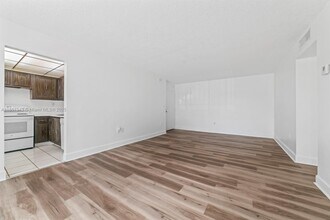 498 NW 165th St in Miami, FL - Foto de edificio - Building Photo