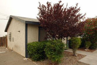 15776 Sequoia Ave in Hesperia, CA - Foto de edificio - Building Photo