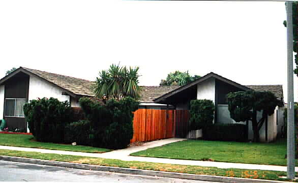 1625-1631 Gina Dr in Oxnard, CA - Foto de edificio - Building Photo