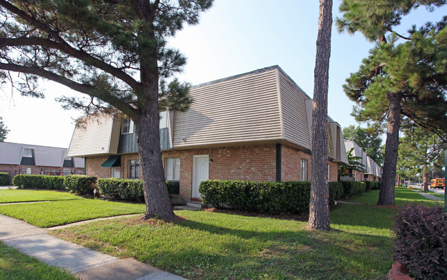 Chateau Royal Townhouse Apartments in Gretna, LA - Building Photo - Building Photo