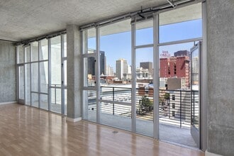 Vela Apartment Homes in San Diego, CA - Foto de edificio - Building Photo