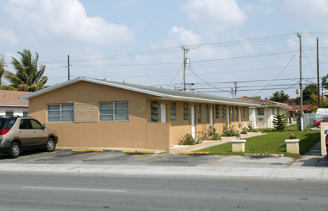 149 W 9th St in Hialeah, FL - Foto de edificio