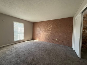 11271 Florida Blvd in Baton Rouge, LA - Foto de edificio - Building Photo