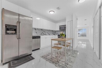 2401 SW 102nd Ave in Miami, FL - Building Photo - Building Photo