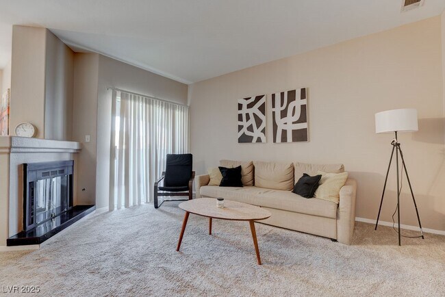 5525 W Flamingo Rd in Las Vegas, NV - Foto de edificio - Building Photo