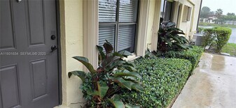 10006 NW 6th St in Pembroke Pines, FL - Building Photo