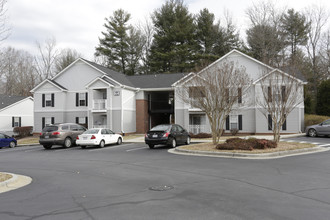 Cedar Bluff Apartments in Hendersonville, NC - Building Photo - Building Photo