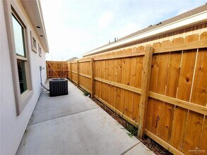 5805 Swallow Ave, Unit 1 in Palmhurst, TX - Building Photo - Building Photo