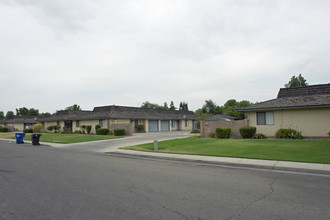 366-426 W Carob Ave in Reedley, CA - Building Photo - Building Photo