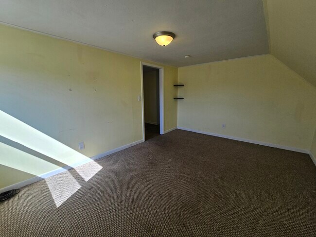 4 Meadow St, Unit Upper in Seneca Falls, NY - Foto de edificio - Building Photo