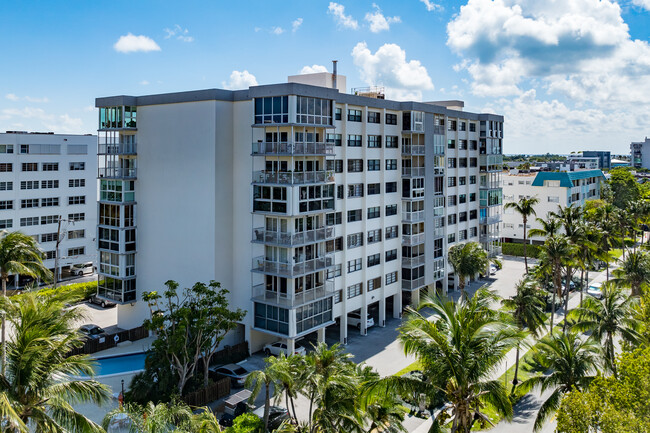 Galen Breakers in Key Biscayne, FL - Building Photo - Building Photo