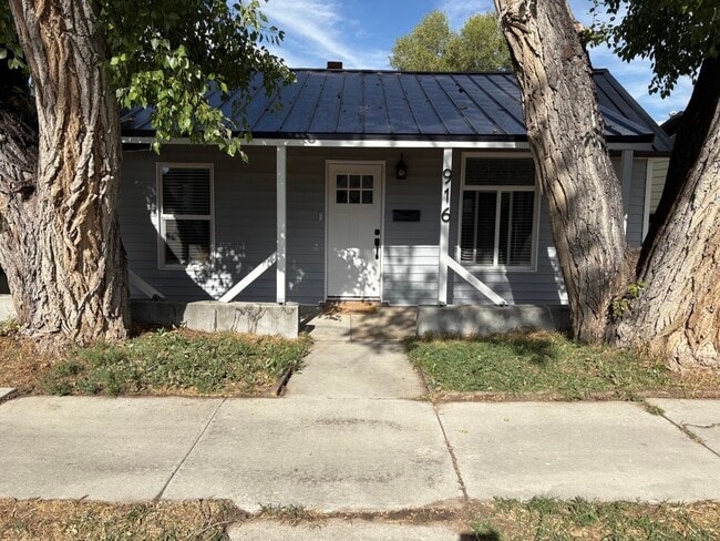 916 Cedar Ave