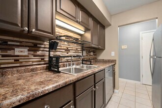 2214 Country Club Dr in Woodridge, IL - Building Photo - Building Photo