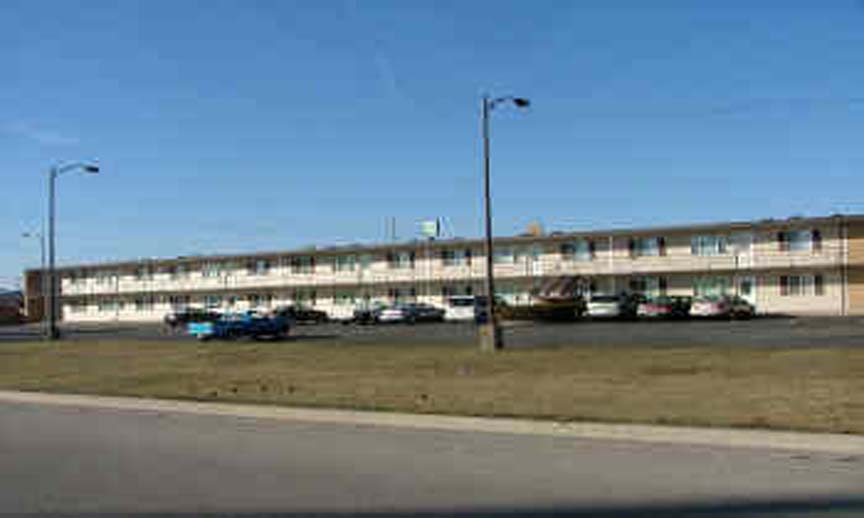 Valley Green Apartments in Peru, IL - Building Photo