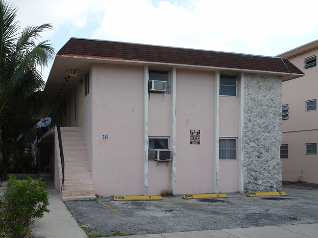 Llanes Apartments in Miami, FL - Building Photo - Building Photo