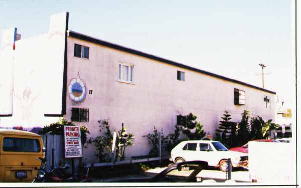 17 Brooks Ave in Venice, CA - Building Photo