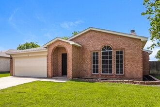 948 Fenway Ln in Saginaw, TX - Building Photo - Building Photo