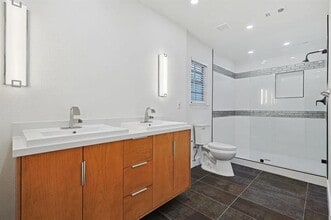 402 Creekmeadow Ln in Lewisville, TX - Building Photo - Building Photo