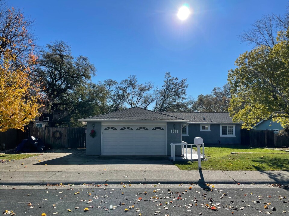 1208 Bunker Hill Dr in Roseville, CA - Building Photo