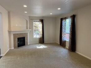 3395 SE Meadowview Way in Hillsboro, OR - Building Photo - Building Photo