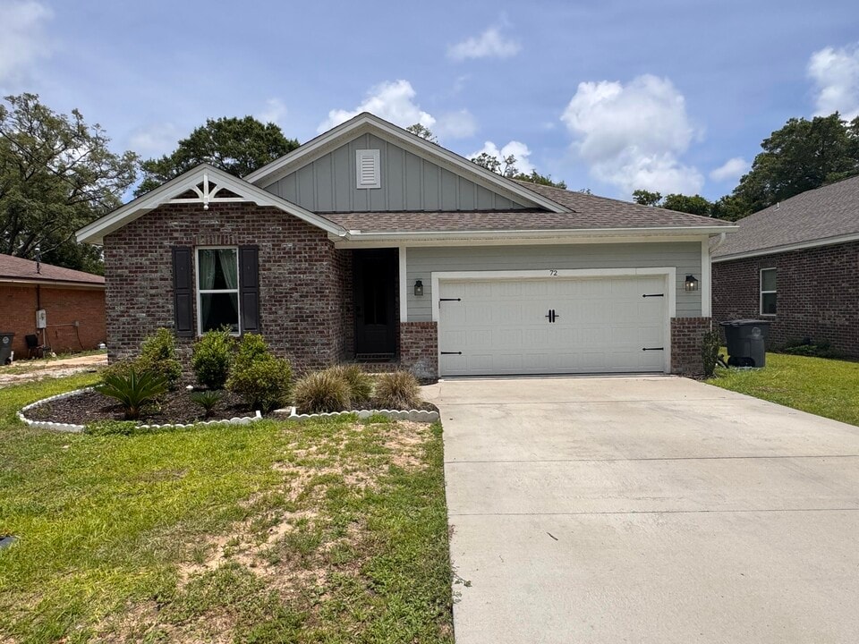 72 Wolverine Ave in Valparaiso, FL - Building Photo