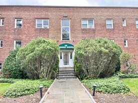 450 Pelham Rd in New Rochelle, NY - Building Photo