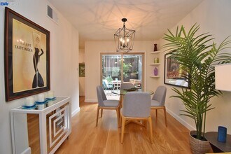 111 Ascot Ct, Unit A in Moraga, CA - Building Photo - Building Photo