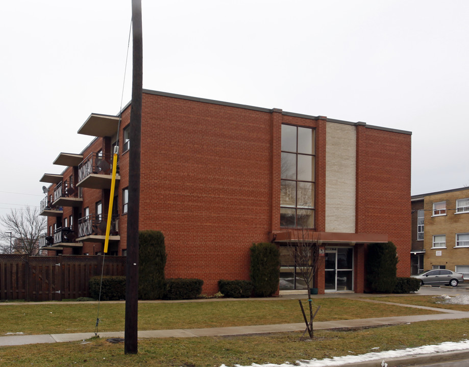 3 Leslie St in Brampton, ON - Building Photo