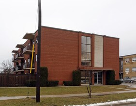 3 Leslie St in Brampton, ON - Building Photo - Building Photo