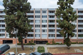 Lafayette Park Towers Condominiums in Los Angeles, CA - Building Photo - Building Photo
