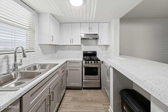 1601 W Camelback Rd, Unit A10AW in Phoenix, AZ - Building Photo - Building Photo