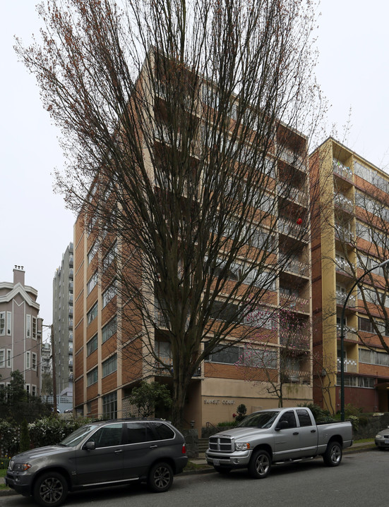 Sunset Court in Vancouver, BC - Building Photo