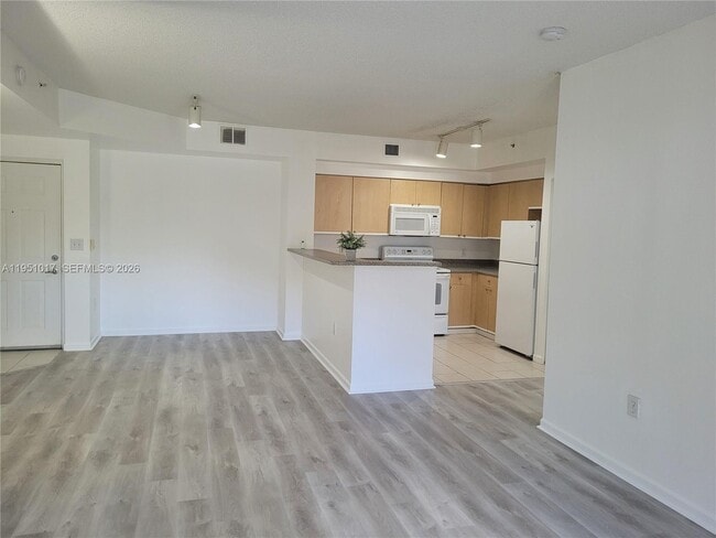 7910 N Nob Hill Rd in Tamarac, FL - Foto de edificio - Building Photo