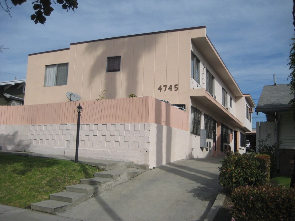 4745 Oakwood Ave in Los Angeles, CA - Building Photo