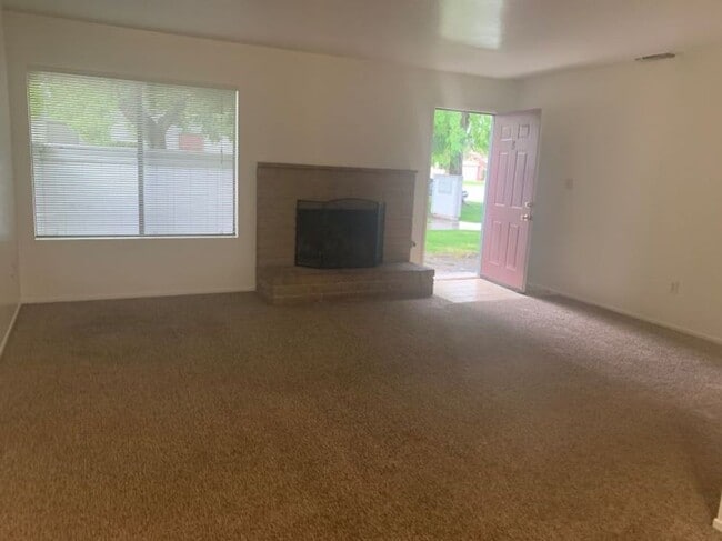 7004 N Half Moon Dr in Bakersfield, CA - Building Photo - Building Photo