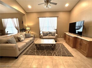 1357 Triandra Ln in Naples, FL - Foto de edificio - Building Photo