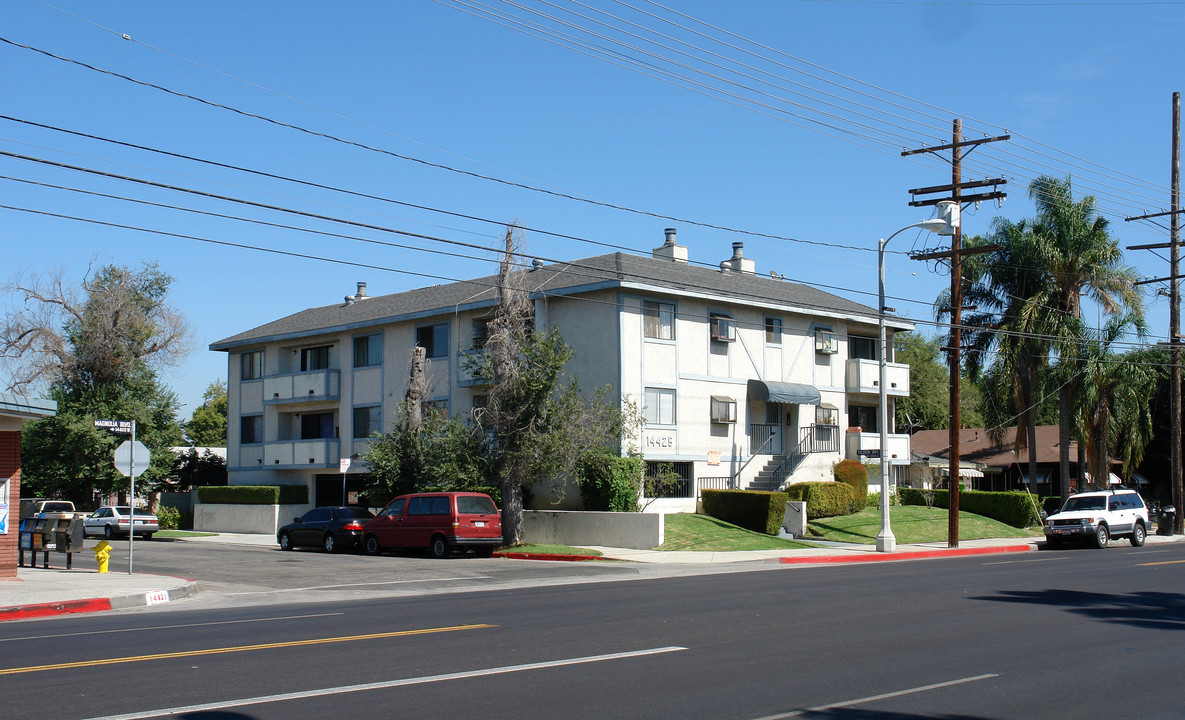 14425 Magnolia Blvd in Sherman Oaks, CA - Building Photo