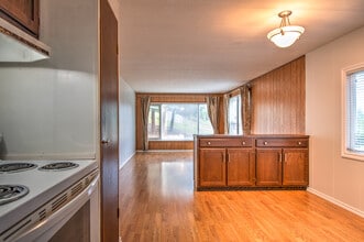 7571 Baker Hogg Rd in Vernon, BC - Building Photo - Building Photo