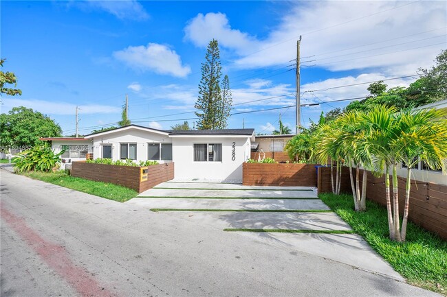 2380 NE 137th St in North Miami Beach, FL - Building Photo - Building Photo