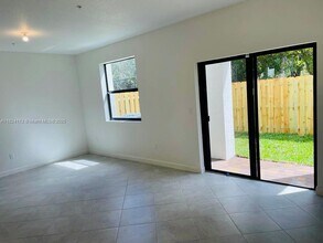 275 SW 159th Ter in Pembroke Pines, FL - Building Photo - Building Photo