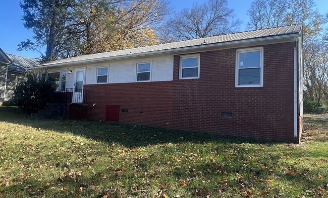 323 Coltrane Ave in High Point, NC - Foto de edificio - Building Photo