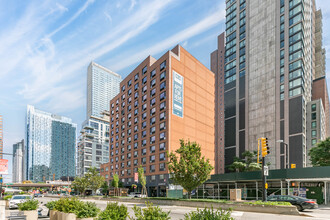 2614 Jackson Ave in Long Island City, NY - Foto de edificio - Building Photo