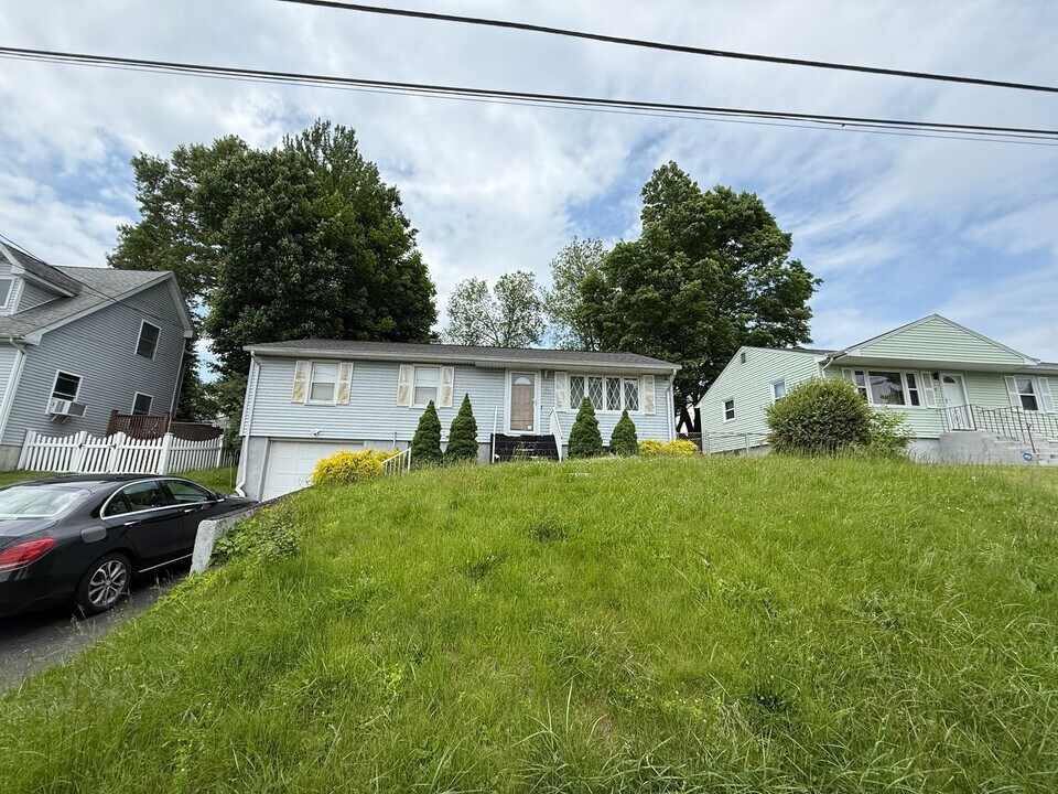 46 Edgecomb St in Hamden, CT - Building Photo