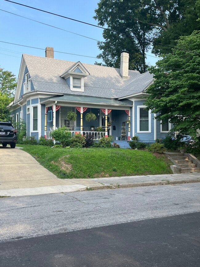 931 S Cox St, Unit Upstairs