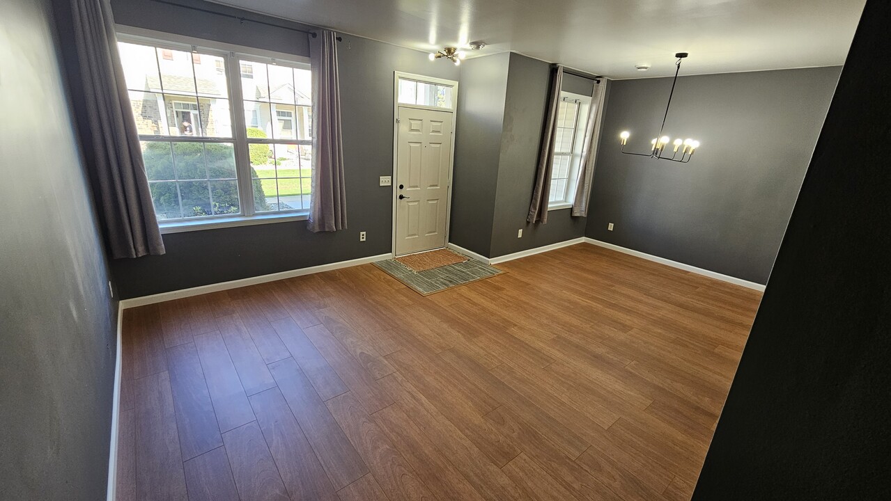 10991 Oak Grove Cir, Unit E in Woodbury, MN - Building Photo