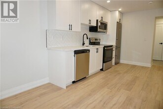 588 Barton St E in Hamilton, ON - Building Photo - Building Photo