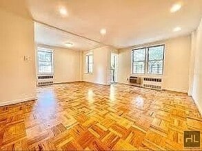 GRAND CENTRAL PARKWAY in Queens, NY - Foto de edificio - Building Photo